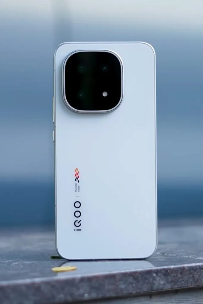 iQOO 15 Ultra: क्या यह 2026 का सबसे पावरफुल गेमिंग फोन है?