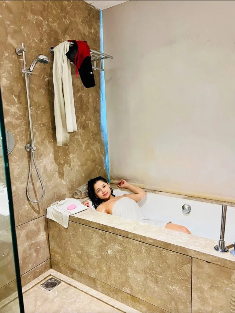 Mehak Pari fight video, Sambhal viral clash, influencer controversy India, neighbor dispute viral video, UP viral news, महक परी झगड़ा, संभल वायरल वीडियो, पड़ोसी विवाद, यूपी खबर, सोशल मीडिया विवाद